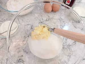 mantequilla y azúcar en un tazón grande