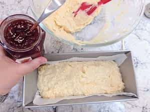 la primer mitad de la masa del bizcocho en el molde forrado