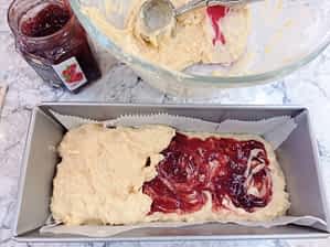 poniendo el resto de la masa encima de la capa de mermelada