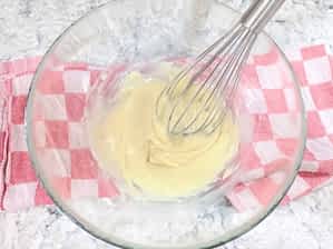 ganache de chocolate blanco en un tazón