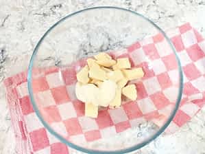 chocolate blanco y nata en un tazón grande