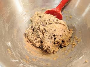 masa hecha de galletas de maní y chocolate