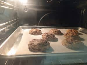 galletas de maní y chocolate en el horno