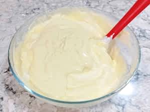 mezclar el chocolate blanco derretido con el relleno tibio