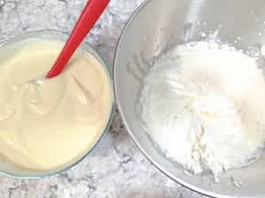 el relleno en un tazón y la nata batida en otro tazón