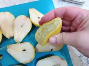 exprimiendo un limón encima de las peras