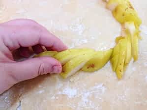 poniendo las peras rebanadas encima de la masa quebrada