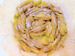las peras de la galette esparcidas con canela y azúcar