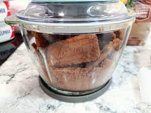 galletas de Lotus en una picadora eléctrica