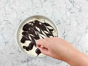 hacer diseño encima del brownies cheesecake