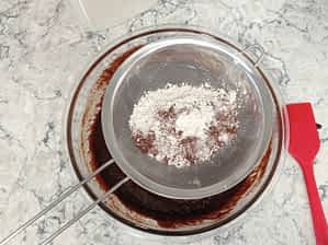 tamizar harina y cacao en polvo