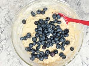 añadir los arándanos a la masa