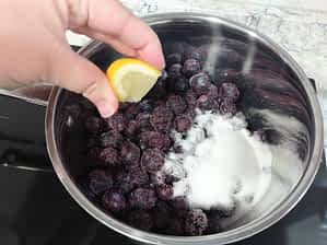 poniendo los ingredientes en la olla