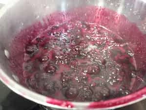 salsa de arándanos hirviendo en la estufa