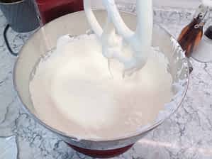 el buttercream antes de batirlo bien parece más líquido