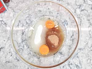 azúcares, huevos, y aceite en un tazón