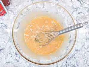 Ingredientes húmedos mezclados en el tazón