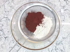 harina y cacao en polvo en un tamizador