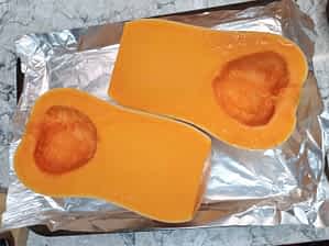 calabaza en una bandeja de horno