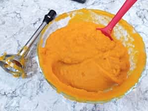 el puré de calabaza en un tazón