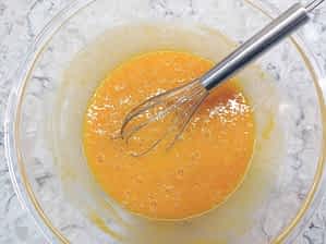 los ingredientes húmedos en el tazón