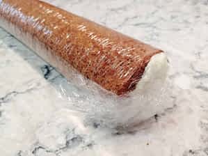 bizcocho relleno y envuelto en film