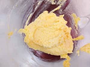 mantequilla, azúcares, y huevos