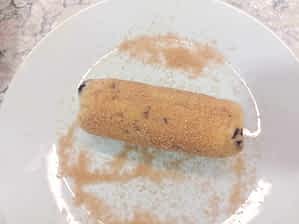 enrollando la masa en azúcar