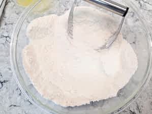 la mantequilla desmigada en los ingredientes secos