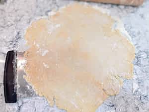 la masa quebrada extendida en la encimera