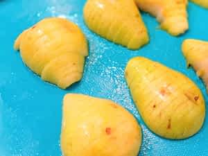 peras rebanadas en la tabla de cortar