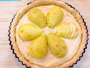 peras rebanadas encima de la tartaleta