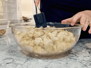 mezclando el relleno de manzanas