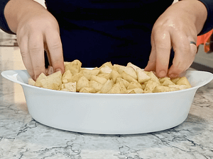 poniendo las manzanas en la cacerola