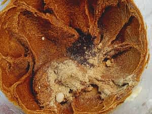 incorporando los ingredientes secos