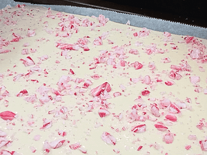 la tableta de chocolate enfriando