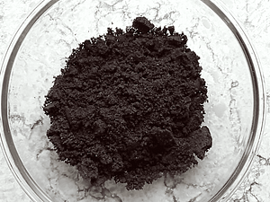 las galletas trituradas en un bol