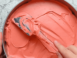 rociando el relleno en el molde