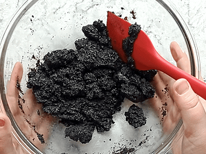 las migas de galletas mezcladas con la mantequilla