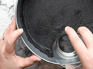 aplanando la masa de la base en el molde