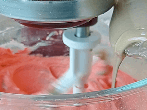 vertiendo el chocolate derretido en el relleno