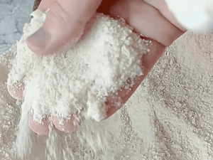 textura de arena con la mantequilla en los ingredientes secos