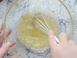 batiendo los ingredientes en el bol