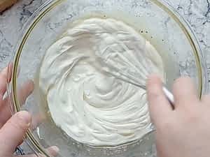 incorporando la mayonesa