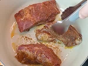 dorando todos los lados de la carne