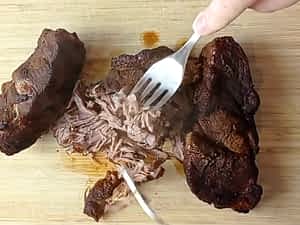 desmenuzando la carne con tenedores