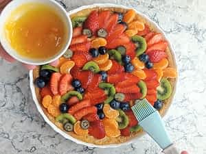 pintando con mermelada encima de todas las frutas