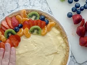 colocando frutas encima de la crema pastelera