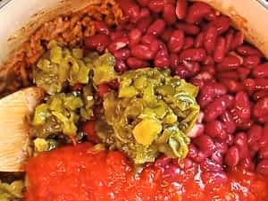 añadiendo los frijoles y las verduras