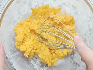 los ingredientes secos mezclados con las yemas en una pasta espesa